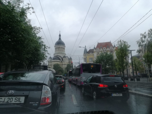 Miliția locală nu are umbrele. Haos în trafic. Fiecare trece pe unde apucă, parchează unde vrea.